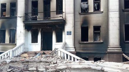 Dieses vom Asow-Bataillon zur Verfügung gestellte Bild zeigt das nach Beschuss beschädigte Theater in Mariupol.