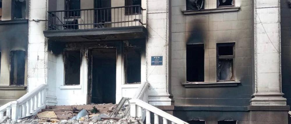 Dieses vom Asow-Bataillon zur Verfügung gestellte Bild zeigt das nach Beschuss beschädigte Theater in Mariupol.