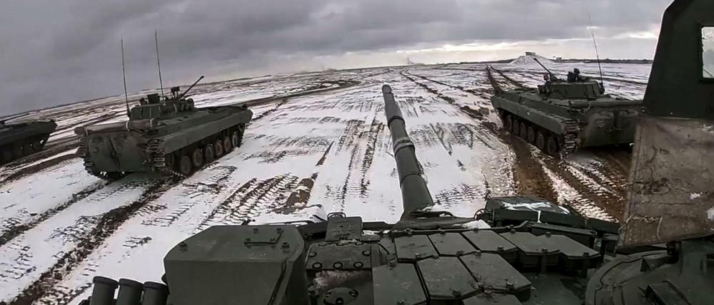  Auf diesem vom Pressedienst des russischen Verteidigungsministeriums veröffentlichten Videostandbild fahren russische und belarussische Panzer während gemeinsamer militärischer Übungen auf dem Schießplatz von Brestsky.