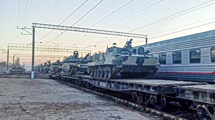 Auf diesem Videostandbild des Pressedienstes des russischen Verteidigungsministeriums sind russische gepanzerte Fahrzeuge nach dem Ende von Militärübungen in Südrussland auf Bahnsteige verladen worden.