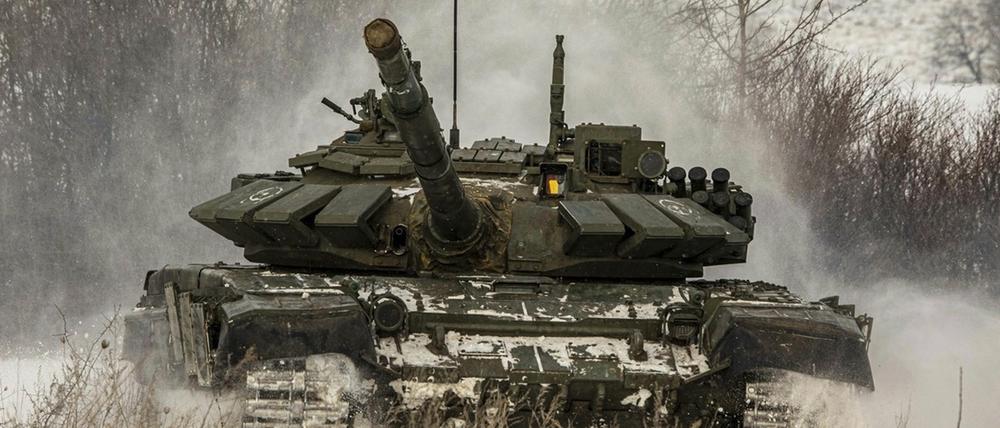 Ein russischer Panzer während einer militärischen Übung.