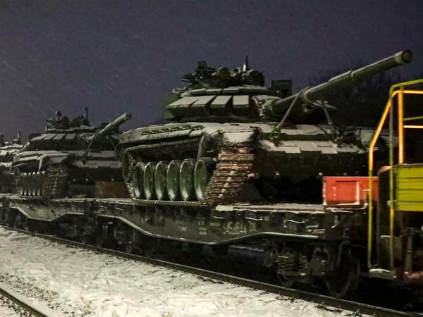 Dieses vom Pressedienst des russischen Verteidigungsministeriums veröffentlichen Foto zeigt Panzer der russischen Armee