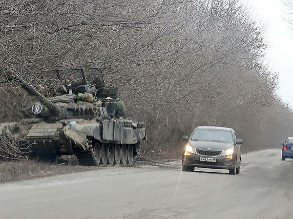 Ein russischer Panzer steht am Rande einer Landstraße in der Nähe ukrainischen Stadt Donezk im Osten des Landes.