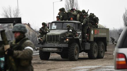 Das von der staatlichen russischen Nachrichtenagentur Sputnik veröffentlichte Bild zeigt russische Soldaten auf einem Militärlastwagen. 