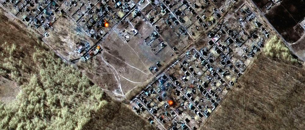 Dieses von Maxar Technologies zur Verfügung gestellte multispektrale Satellitenbild zeigt zerstörte Häuser, Einschlagskrater und Brände in der Stadt Moschun, Ukraine.