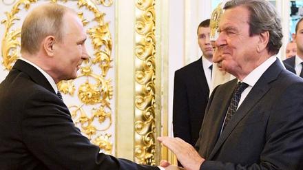 Altkanzler Gerhard Schröder gratuliert Wladimir Putin 2018 zu dessen vierter Amtseinführung im Kreml. 