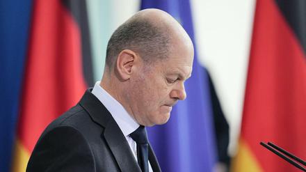 Bundeskanzler Olaf Scholz (SPD) zeigt sich erschüttert und kündigt harte Sanktionen an nach dem russischen Einmarsch in die Ukraine.