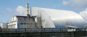 Ein Schutzbau bedeckt den Reaktor im Kernkraftwerk Tschernobyl.