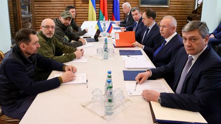 Delegationen aus Russland und der Ukraine am Verhandlungstisch.