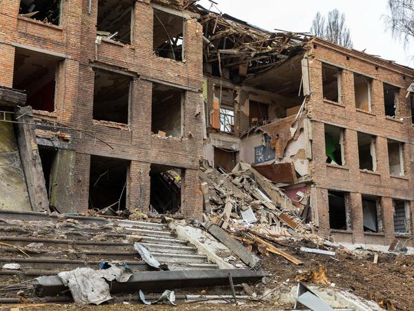 Schwer getroffen. Durch den russischen Beschuss wurde die Kleinstadt Wassylkiw südlich von Kiew weitgehend zerstört. Im Bild die Ruine einer Schule.