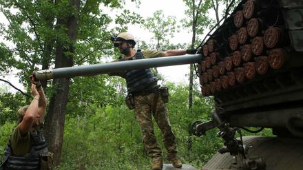 Soldaten der ukrainischen Streitkräfte laden Raketen in einen BM-21 Grad-Mehrfachraketenwerfer.