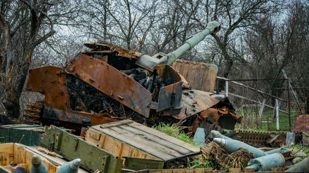 Ein zerstörter Schützenpanzer steht in Andriivka, umgeben von Granaten, nach Abzug russischer Truppen. 