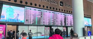 Flughafen Istanbul: Nach Beginn einer Teilmobilmachung in Russland fliehen Männer im wehrfähigen Alter in Scharen ins Ausland.