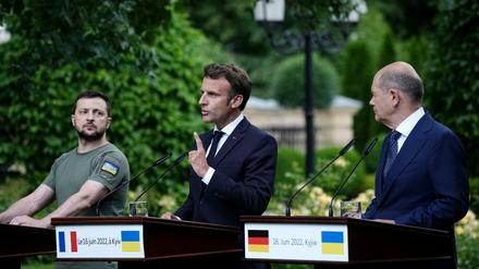 Der ukrainische Präsident Selenskyj wird gespannt auf den EU-Gipfel mit Frankreichs Präsident Macron und Bundeskanzler Scholz schauen.