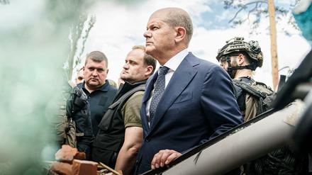 Bundeskanzler Olaf Scholz bei einem Besuch in Irpin im Großraum Kiew.