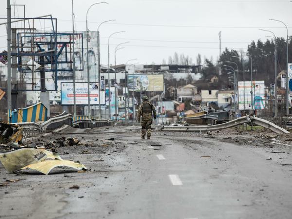 Fast 300 Zivilisten wurden entlang der Straße Butscha, einer Pendlerstadt außerhalb der Hauptstadt, getötet. 