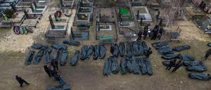 Leichensäcke mit Zivilist:innen, die in Butscha getötet worden sind.