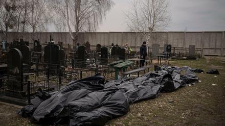 Massenhaft Leichen getöteter Zivilisten: Nach dem Rückzug der russischen Truppen aus Butscha und anderen Orten bleiben Bilder von Gräueltaten. 