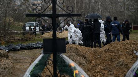 Leichen getöteter Zivilisten werden in Butscha am Stadtrand von Kiew geborgen.