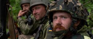 Ukrainische Soldaten in einem zurückeroberten Dorf nördlich von Charkiw