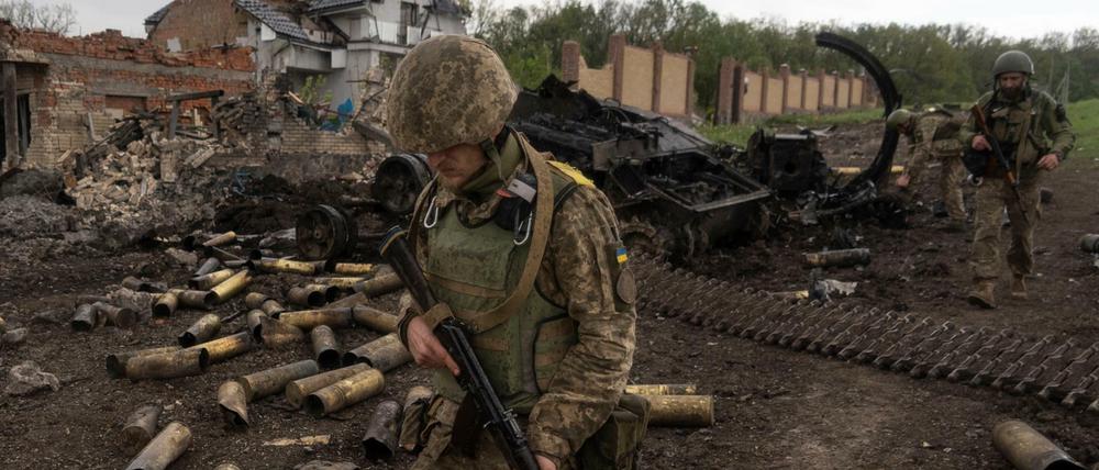 Ukrainische Soldaten patrouillieren in einem kürzlich zurückeroberten Dorf nördlich von Charkiw.