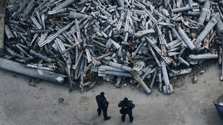 Polizisten betrachten eingesammelten Fragmente, die nach ukrainischen Angaben von russichen Raketen stammen.
