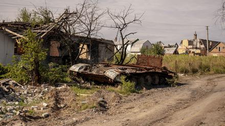 Ein zerstörter russischer Panzer ist in der Nähe von Charkiw in der Ukraine zu sehen. 