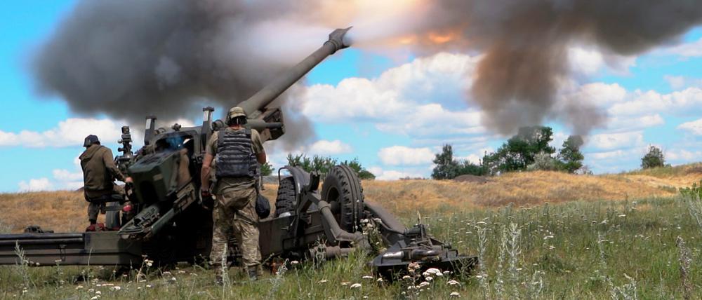 Ukrainische Soldaten feuern eine Haubitze ab.