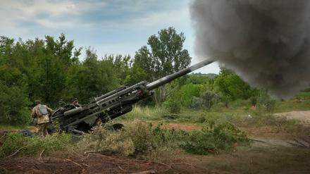 Ukrainische Soldaten feuern aus einer von den USA gelieferten Haubitze M777.