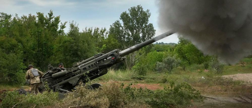 Ukrainische Soldaten feuern aus einer von den USA gelieferten Haubitze M777.