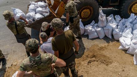 Ukrainische Soldaten bereiten Sandsäcke vor, die als Befestigung dienen sollen zum Schutz gegen russische Angriffe. 
