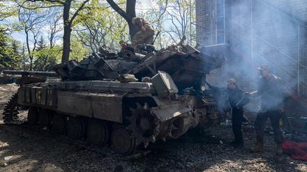 Ukrainische Soldaten reparieren ihren Panzer in der Region Donezk.