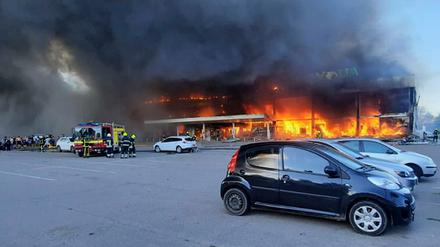 Das brennende Einkaufszentrum in Krementschuk 