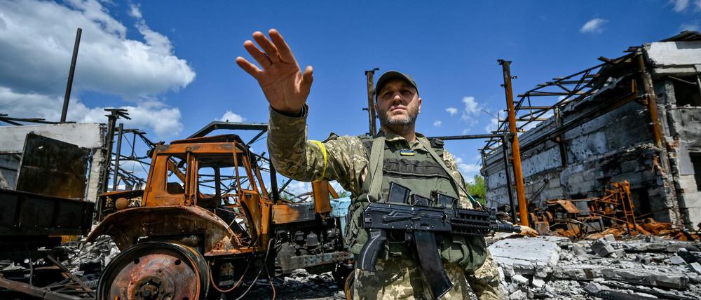 Ein ukrainischer Soldat auf dem Gelände eines zerstörten Betriebs in Huliaipole.