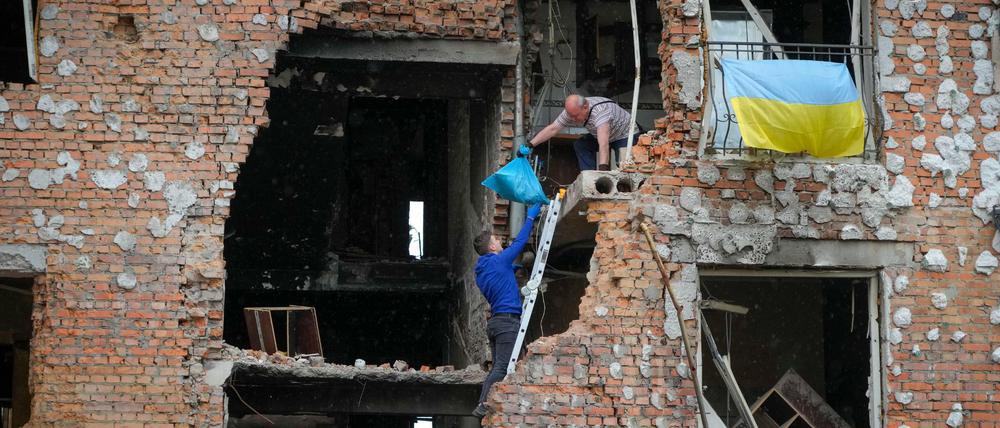 Bewohner eines Hauses in Irpin nahe Kiew