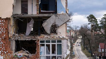 Ein Gebäude steht nach Beschuss beschädigt in einem Außenbezirk von Kiew.