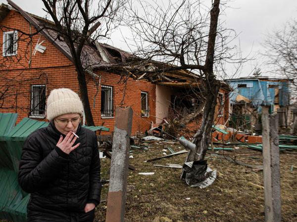 In Trümmern. Ein Ukrainerin vor einem zerstörten Haus im Kiewer Vorort Byschiw. Die russische Armee beschießt immer wieder auch zivile Ziele.