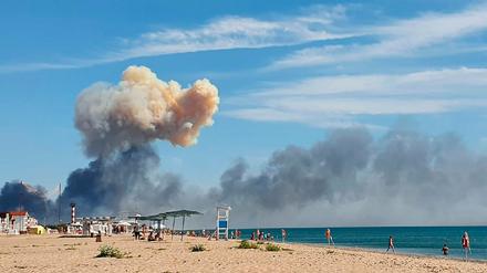 Der Blick auf die Explosion auf der russischen Militärbasis vom Strand von Saky auf der Krim