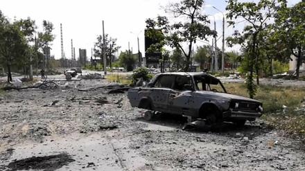 Verbrannte Autos und beschädigte Wohnhäuser in Lyssytschansk.
