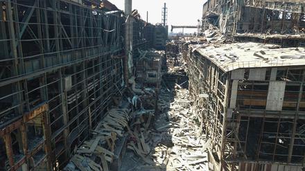 Dieses vom russischen Verteidigungsministerium am 13.06. veröffentlichte Foto zeigt das Stahlwerk Asovstal in Mariupol.