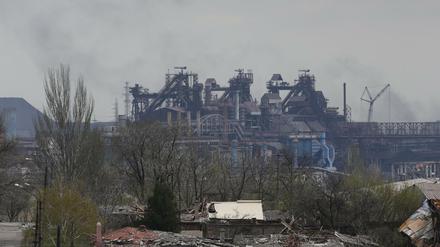 Russische Truppen haben die Angriffe auf das Stahlwerk Azovstal in der Hafenstadt Mariupol nach ukrainischen Angaben wieder aufgenommen.