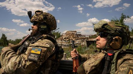 Ukrainische Soldaten der Aufklärungsgruppe "Fireflies" fahren auf einem Pickup an der Frontlinie in der Region Mykolajiw.