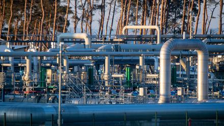 Blick auf Rohrsysteme und Absperrvorrichtungen in der Gasempfangsstation der Ostseepipeline Nord Stream 1.