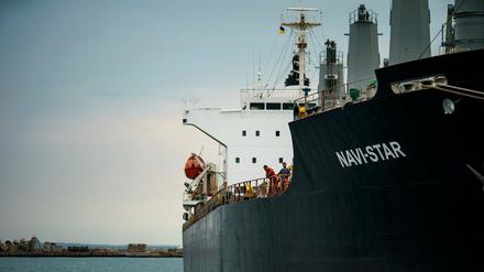 Arbeiter stehen an Deck des Schiffes „Navi-Star“ im Hafen von Odessa. Der Frachter ist nun auf dem Weg nach Istanbul (Archivbild).