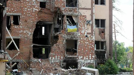 Eine Delegation der OSZE inspiziert die durch Raketen- und Luftangriffe auf den Wohnkomplex Irpin Lypky in der Region Kiew im Norden der Zentralukraine verursachten Zerstörungen.