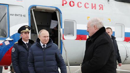 Wladimir Putin (2.v.l) und Alexander Lukaschenko (r) bei ihrer Ankunft.