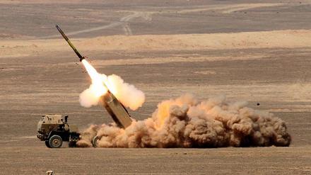 US-Raketenwerfer HIMARS (High Mobility Artillery Rocket System) beim Abschuss einer Rakete. 