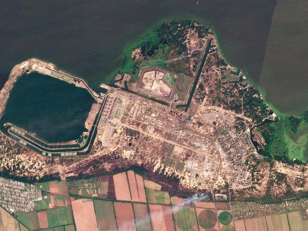 Diese Zusammenstellung von Satellitenbildern, die von Planet Labs PBC aufgenommen wurden, zeigt Rauch, der Ende August von Bränden im Kernkraftwerk Saporischschja aufsteigt.