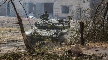 Ein Soldat hält sein Gewehr auf einem ukrainischen Panzer während schwerer Kämpfe an der Frontlinie in Sjewjerodonezk in der Region Luhansk. 