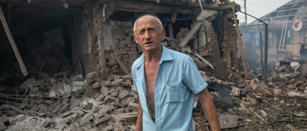 Der 71-jährige Wladimir Wassiljewitsch steht im Hof des zerstörten Hauses seiner Verwandten in Slowjansk. 
